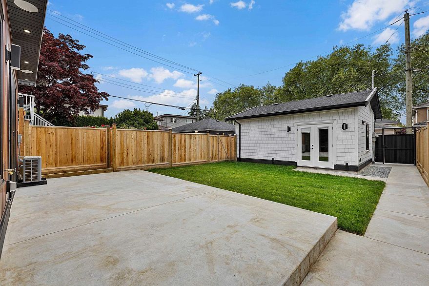 2 182 Ontario Place