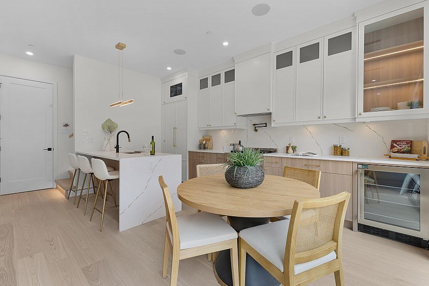 2 182 Ontario Place