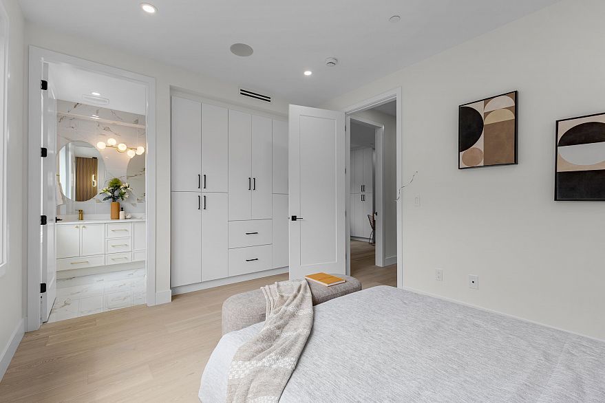 2 182 Ontario Place