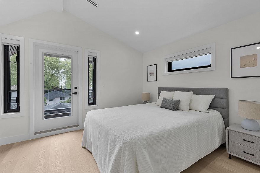 2 182 Ontario Place