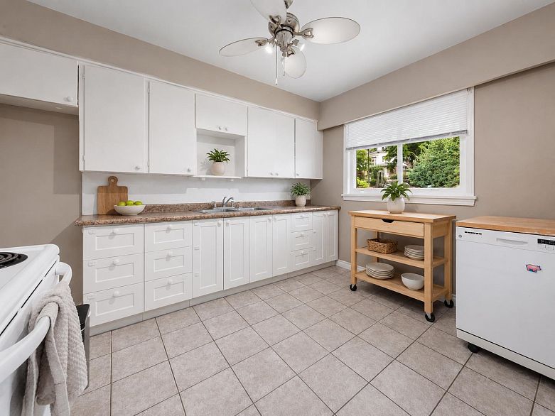 4561 Nanaimo Street