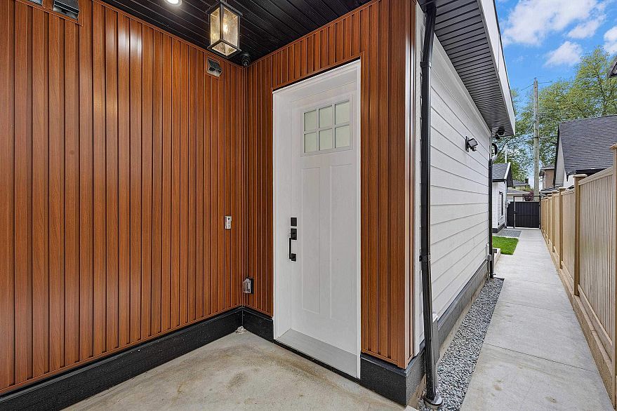 2 182 Ontario Place
