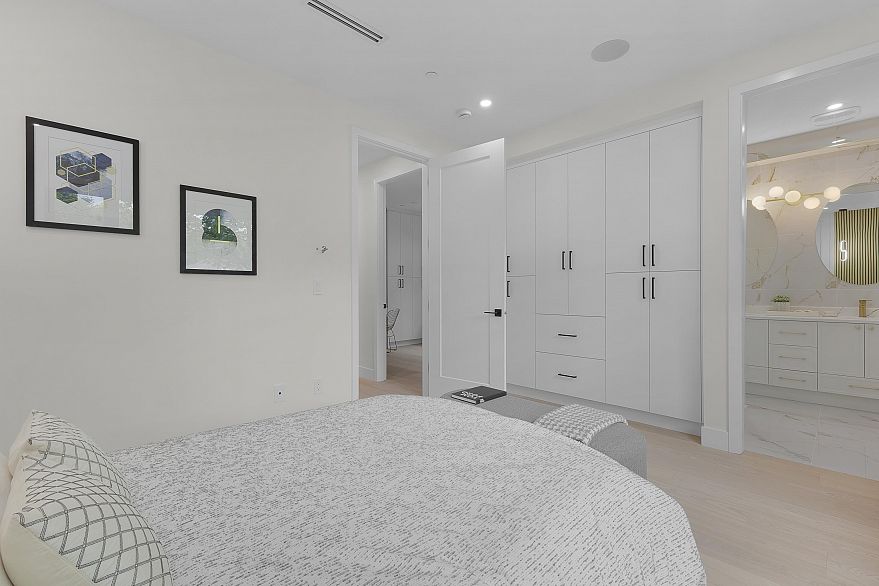 1 182 Ontario Place