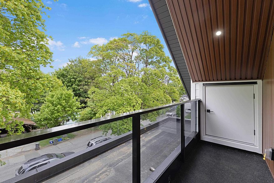 1 182 Ontario Place