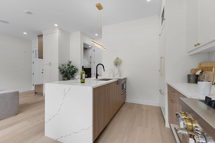 2 182 Ontario Place