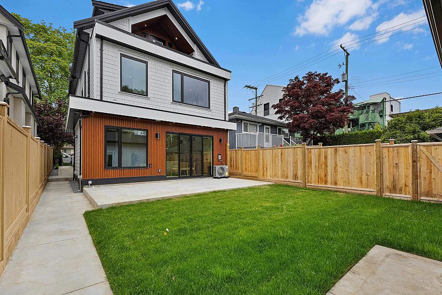 2 182 Ontario Place