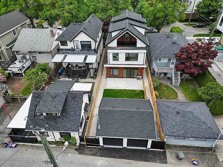 2 182 Ontario Place