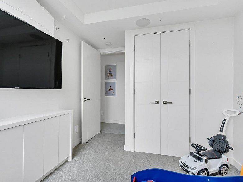 2105 1033 Marinaside Crescent