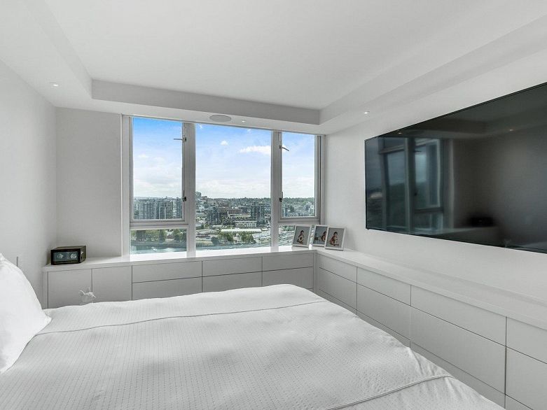 2105 1033 Marinaside Crescent