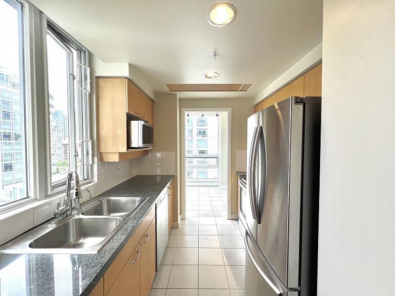 1002 1201 Marinaside Crescent