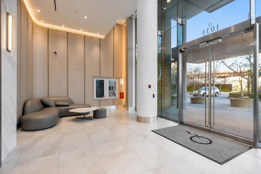2105 1033 Marinaside Crescent