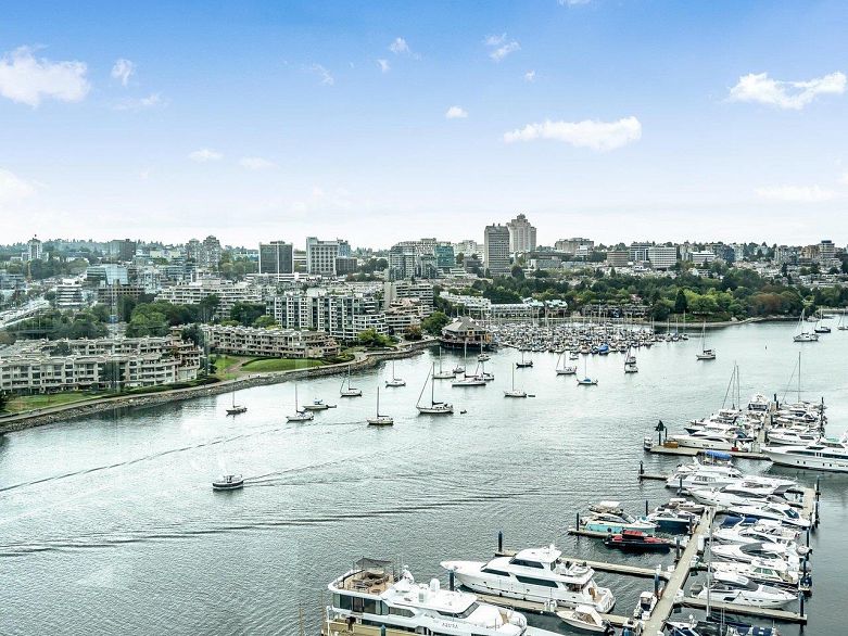 2105 1033 Marinaside Crescent