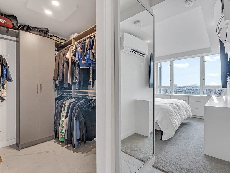 2105 1033 Marinaside Crescent
