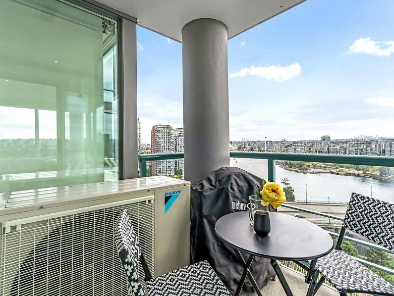 2105 1033 Marinaside Crescent
