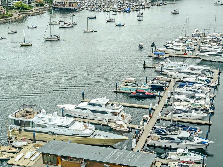 2105 1033 Marinaside Crescent