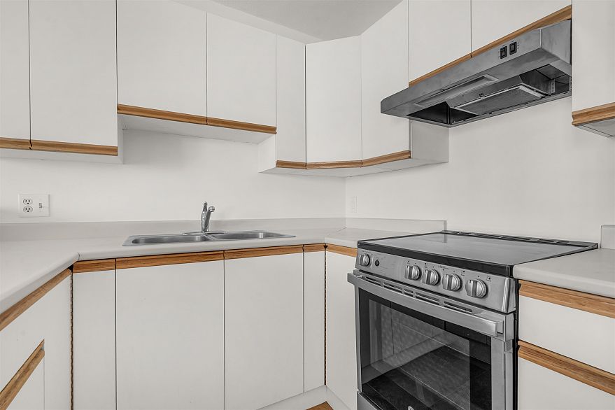204 833 W 16th Avenue