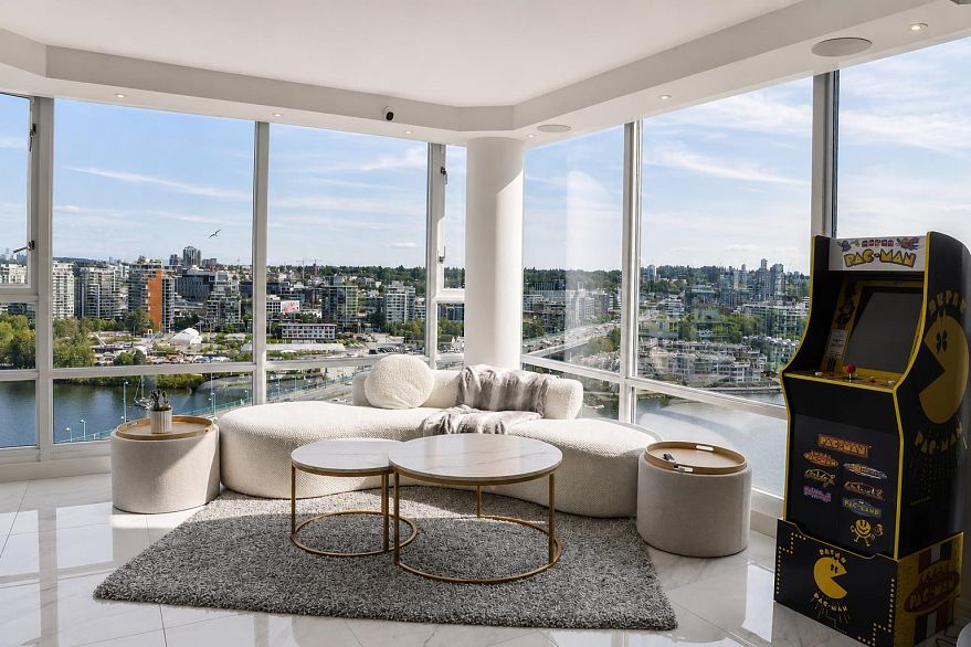 2105 1033 Marinaside Crescent