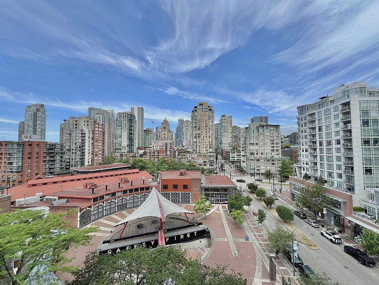 1002 1201 Marinaside Crescent