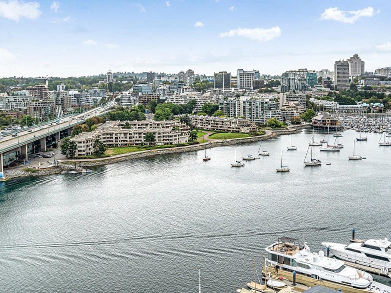 2105 1033 Marinaside Crescent