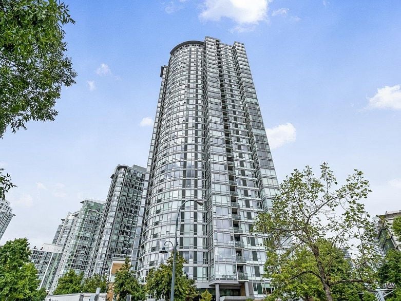 2105 1033 Marinaside Crescent