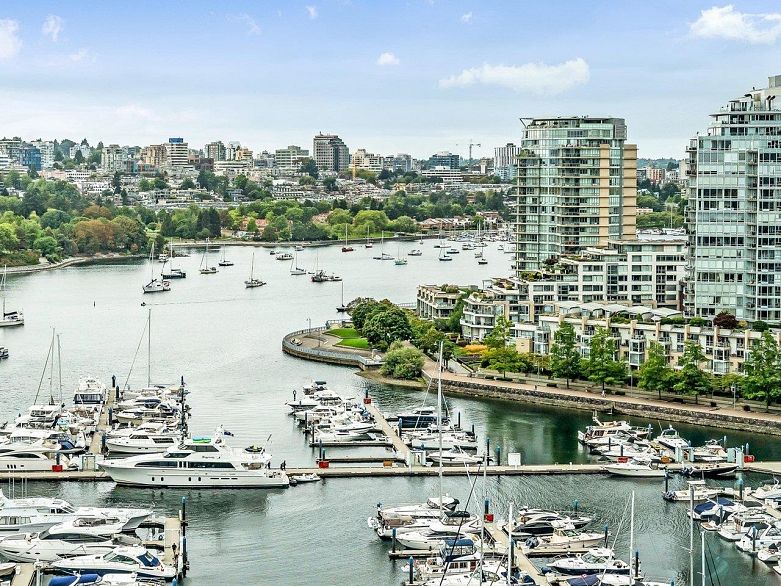 2105 1033 Marinaside Crescent
