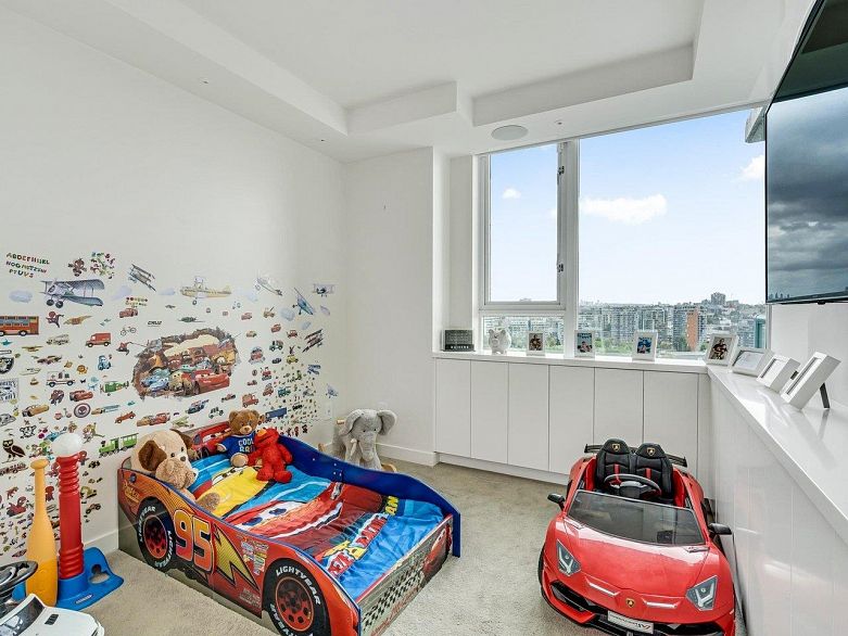 2105 1033 Marinaside Crescent