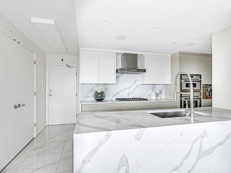 2105 1033 Marinaside Crescent