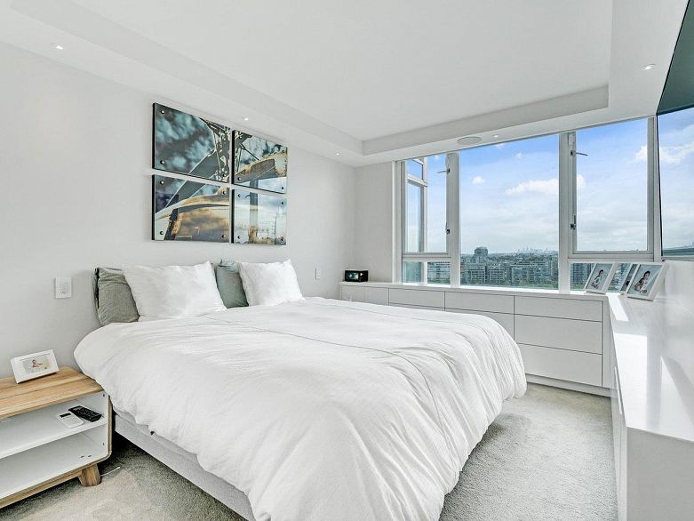 2105 1033 Marinaside Crescent