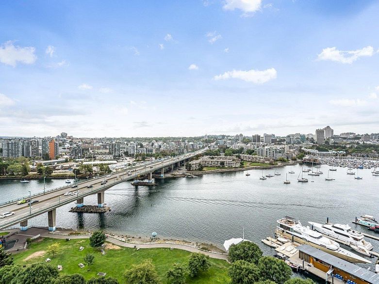 2105 1033 Marinaside Crescent