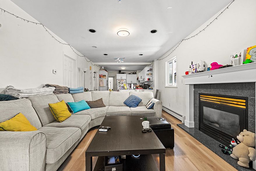 3279 W 11th Avenue