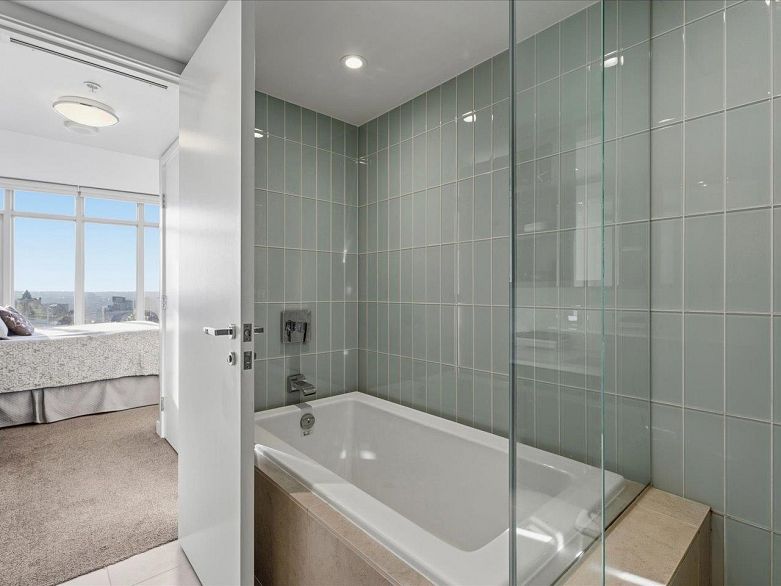 2902 1028 Barclay Street