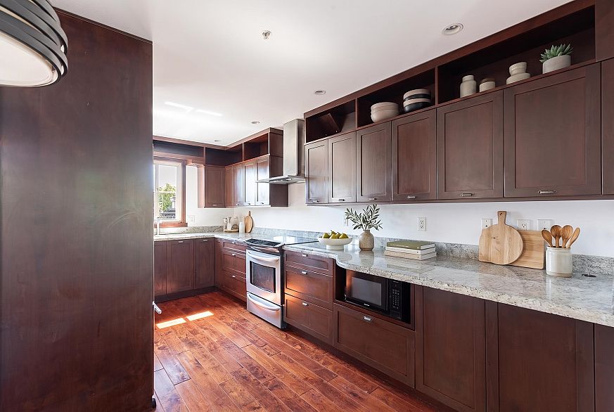 34 2375 W Broadway
