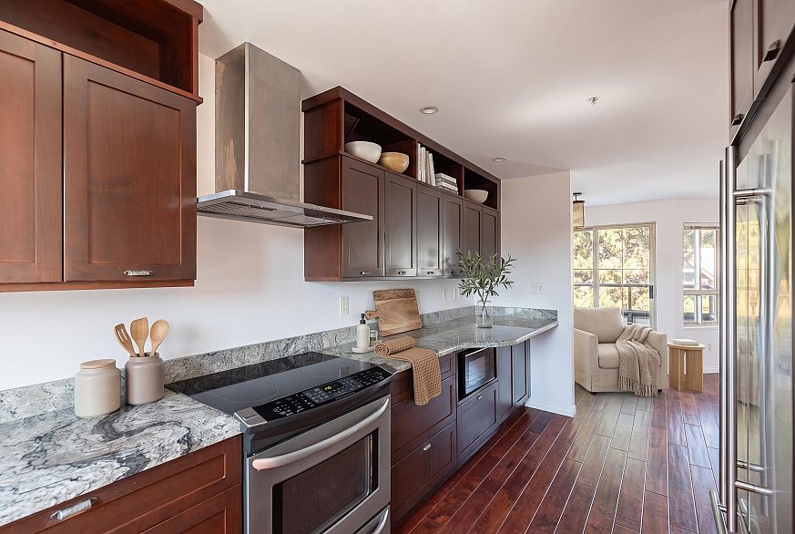 34 2375 W Broadway