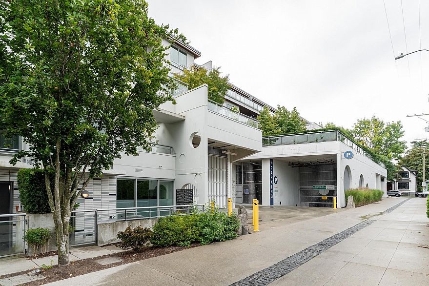 182 E 17th Avenue
