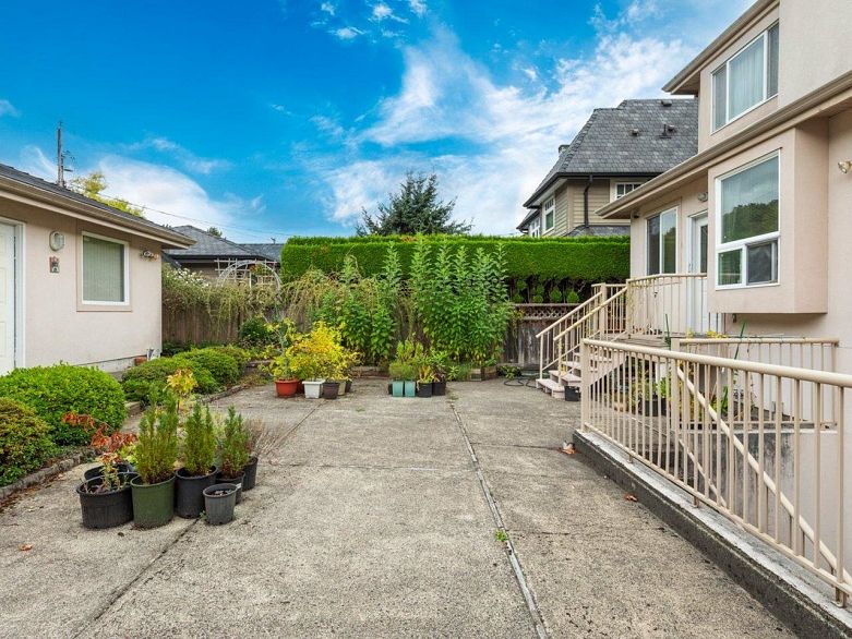 3262 W 12th Avenue