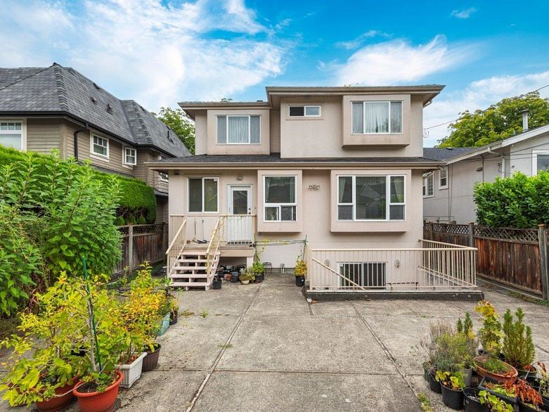 3262 W 12th Avenue
