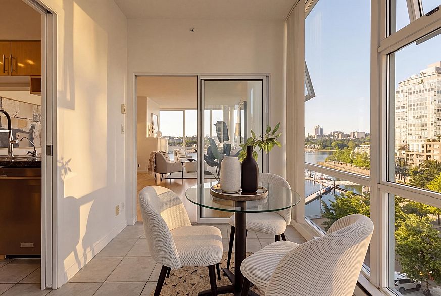 702 1099 Marinaside Crescent