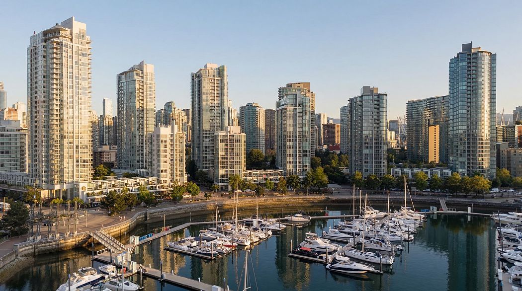 702 1099 Marinaside Crescent