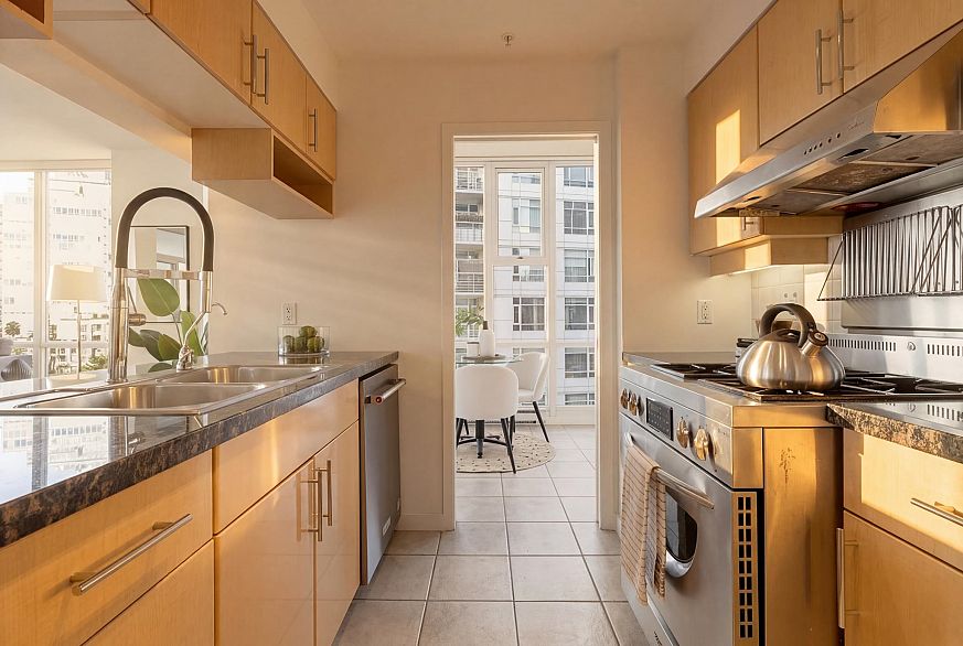 702 1099 Marinaside Crescent