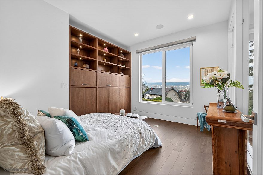 4350 Locarno Crescent