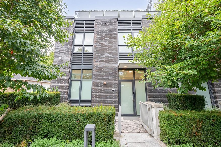 6739 Cambie Street