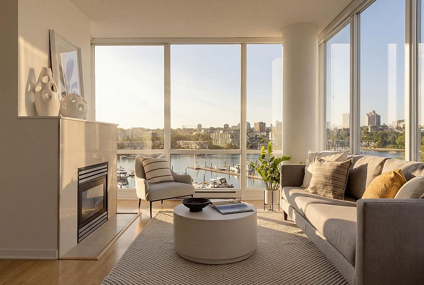 702 1099 Marinaside Crescent
