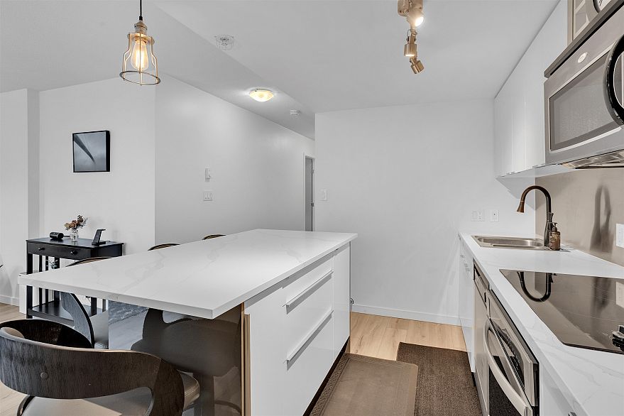 502 233 Robson Street