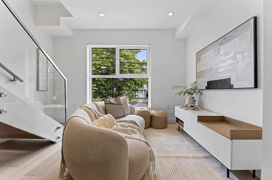 150 W Woodstock Avenue