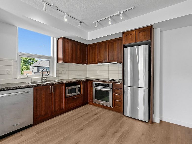 710 2228 W Broadway