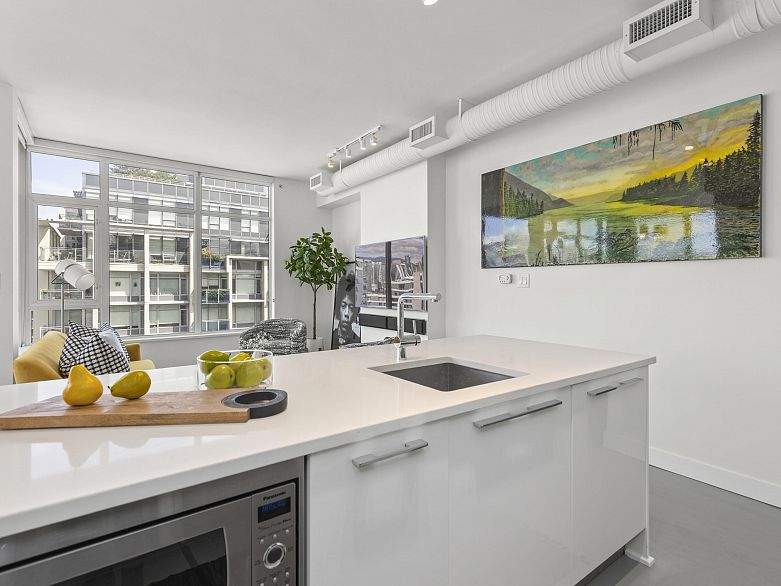 1508 108 E 1st Avenue
