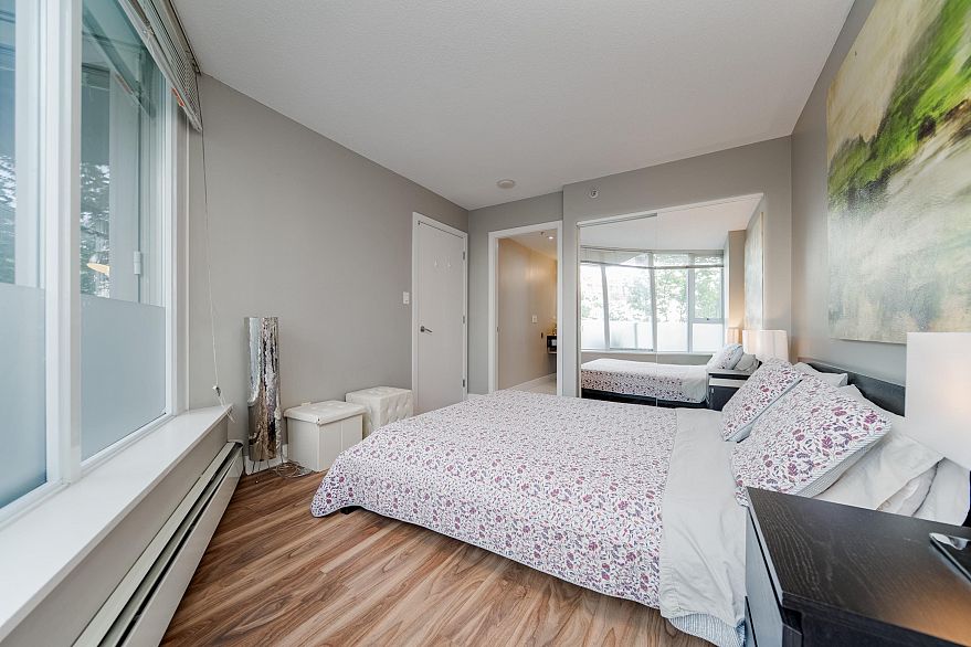 301 689 Abbott Street