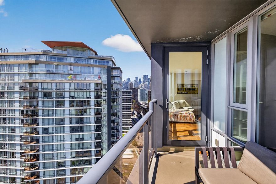 2503 8 Smithe Mews