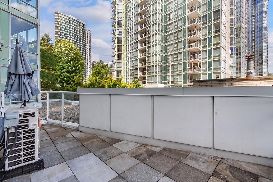 501 1099 Marinaside Crescent