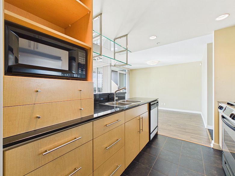 2505 455 Beach Crescent